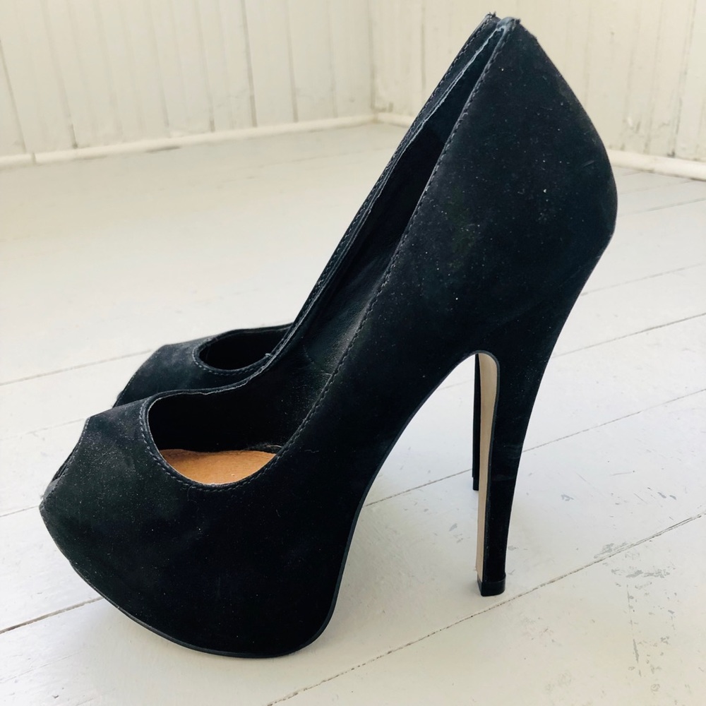 NEVER WORN Steve Madden Peep Toe Pumps